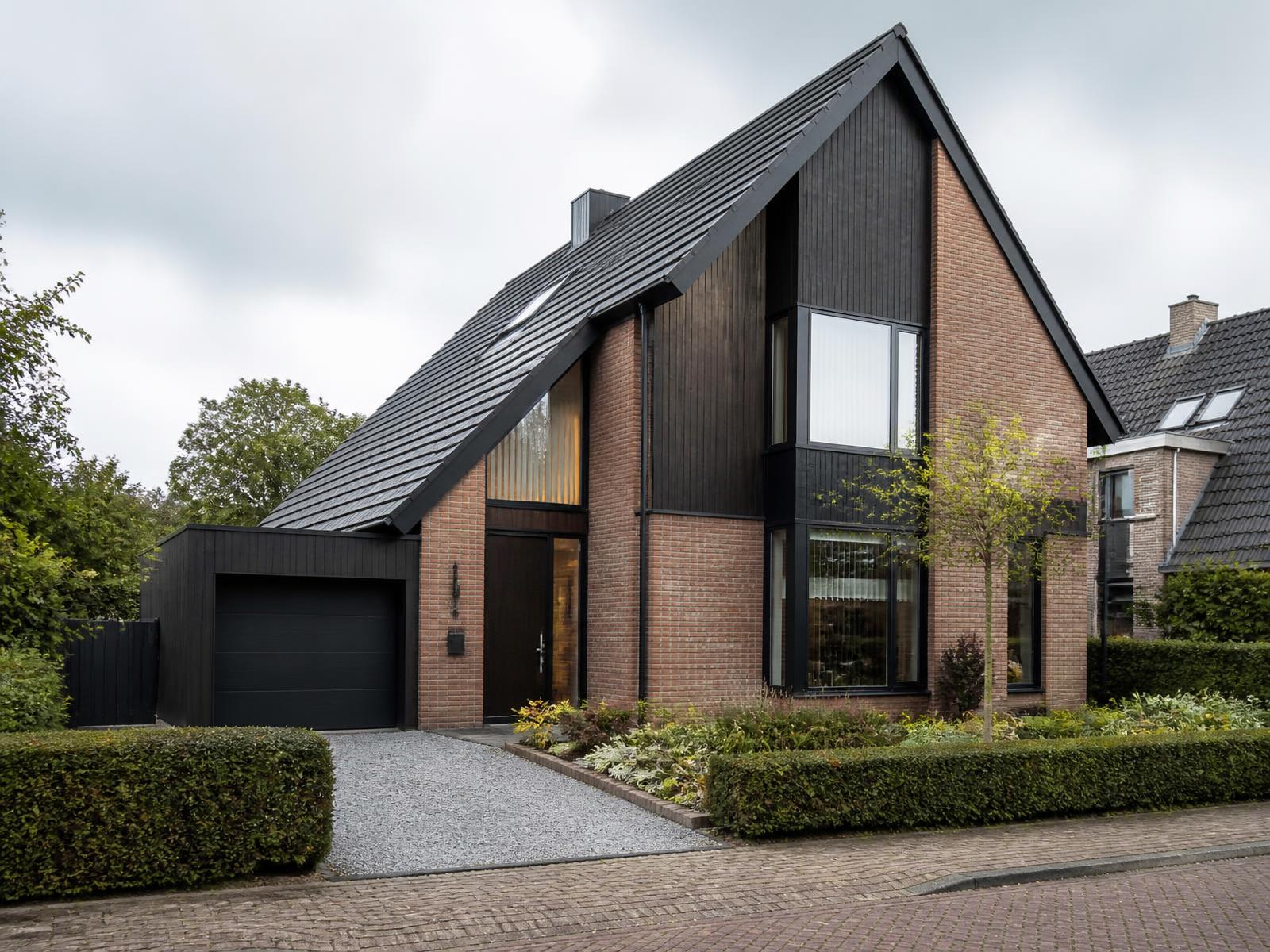Moderne Nederlandse vrijstaande woning bij daglicht